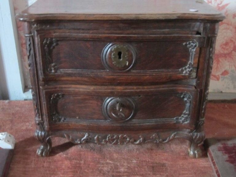 Petit modèle de commode en bois naturel Hau