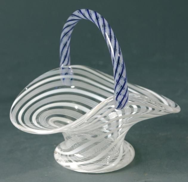 Petit panier à décor rubané et filigrané blanc spiralé; anse à torsade filigranée bleue et blanch