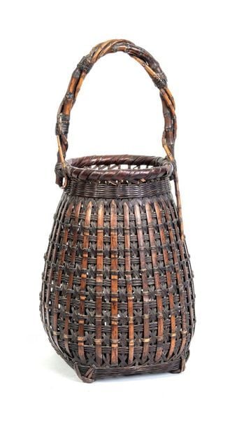 Petit panier ikebana rond, avec un fond carré, une poignée fixe et quelques lanières de bambou rouge-marro