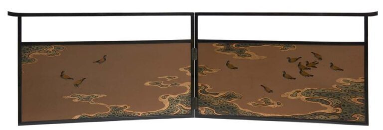 Petit paravent byobu polychrome garni de laque pour salon de thé: deux panneaux figurent une peinture laquée figurant des pluviers sur une plag
