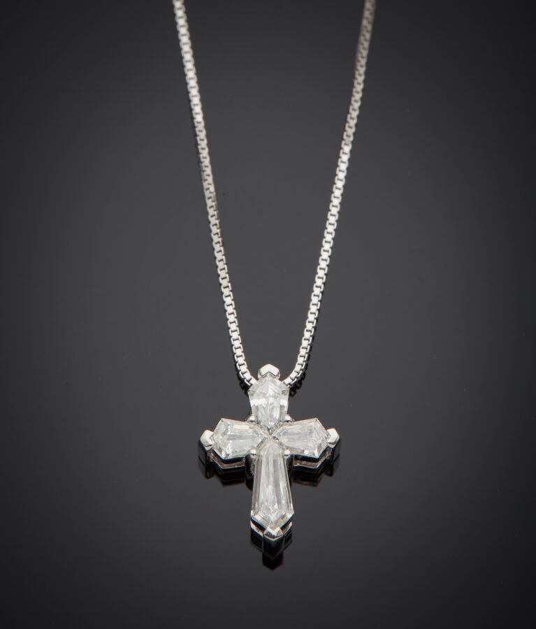 Petit PENDENTIF « croix » et sa chaînette en or gris (750‰) serti de quatre dia…