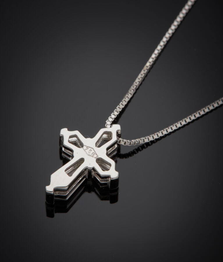 Petit PENDENTIF « croix » et sa chaînette en or gris (750‰) serti de quatre dia…