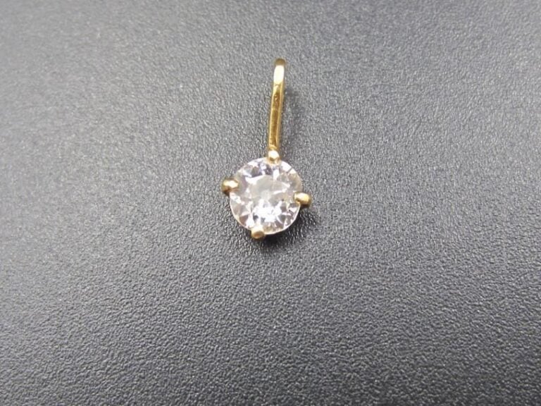 Petit PENDENTIF en or jaune (750 millièmes) retenant un diamant taille ancienn
