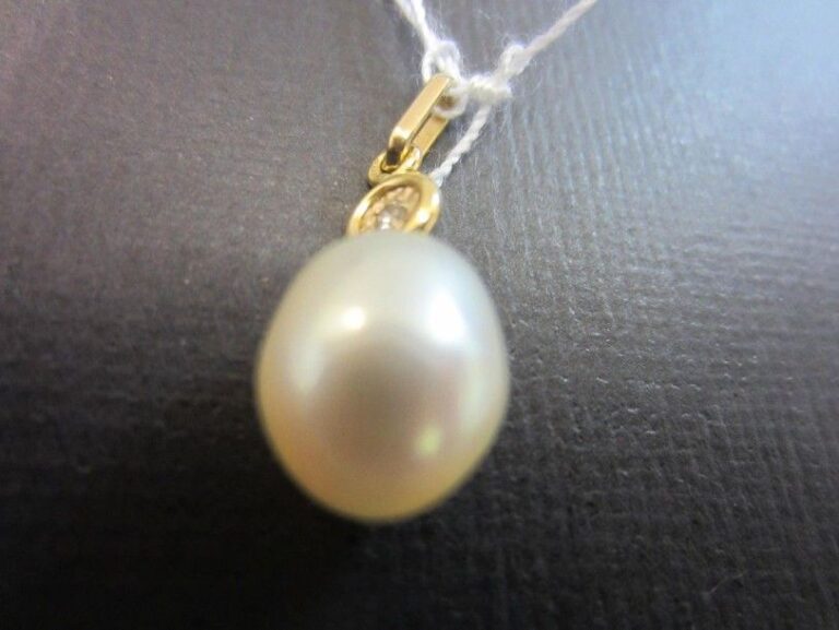 Petit PENDENTIF en or jaune (750 millièmes) serti d'une perle de culture blanche et d'un petit diaman