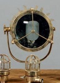 Petit phare de recherche en bronze et laiton, monté à la cardan, poignée et ailette Hau