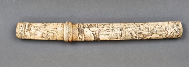 Petit poignard dont le fourreau en os (saya) est richement décoré d'un relief figurant un seigneur et ses serviteurs salués par d'autres personnage