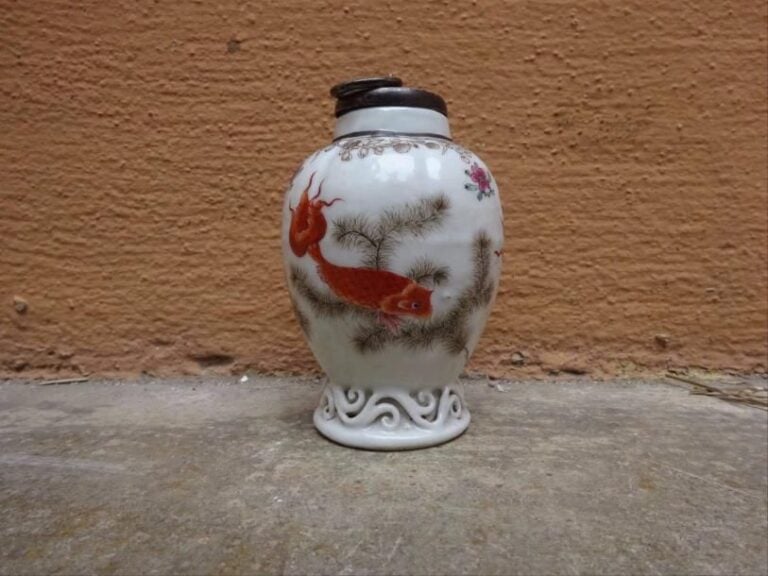 PETIT POT A THE EN FORME DE MELON EN PORCELAINE A DECOR EMAILLE POLYCHROME ET EN GRISAILLE Chine, Epoque XVIIIe siècle et de la période Qianlong, ou après Moulé à l'imitation d'un melon cantaloup - godronné - et à décor rapporté de vagues ondulante