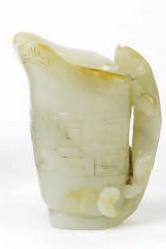 Petit rhyton en jade céladon partiellement veiné de rouille, dont l'anse est sculpté de dragon