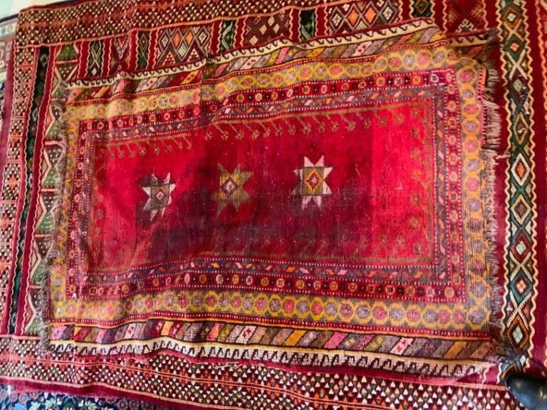 Petit tapis d'orient à 3 étoiles sur fond rouge