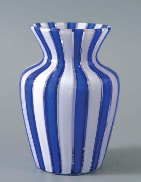 Petit vase à col étranglé en cristal à décor de rubans alternés blancs et bleu