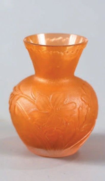 Petit vase à panse globulaire et col tronconique en verre orangé givré à décor de fleurs dégagé à l'acid