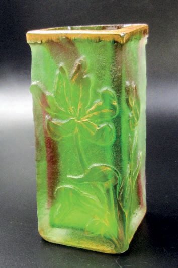 Petit vase à section carrée en verre givré vert et décor gravé à l'acide d'orchidée; rehauts et bords doré