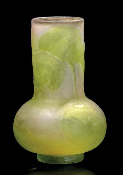 Petit vase à talon, panse base et col droit, en verre multicouche à fond satiné blanc orné d'un décor floral vert gravé à l'acid