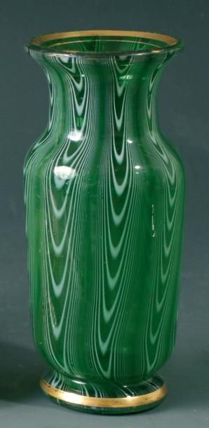 Petit vase balustre en cristal vert à décor peigné de filigranes blancs et filets doré