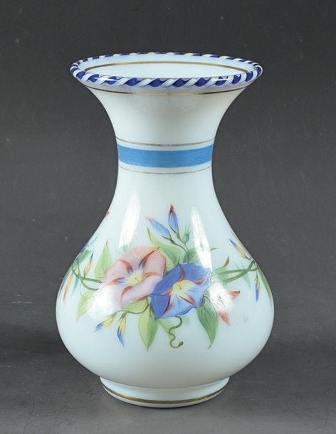 Petit vase balustre en opaline de cristal blanche à décor de guirlande de liserons roses et bleus; bord orné d'une torsade rubanée bleue et blanch