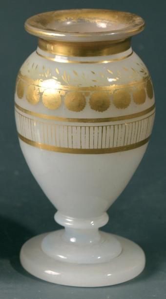 Petit vase balustre en opaline de cristal savonneuse à décor doré de guirlande de fleurettes et feuillage stylisés, d'un bandeau strié et de filet