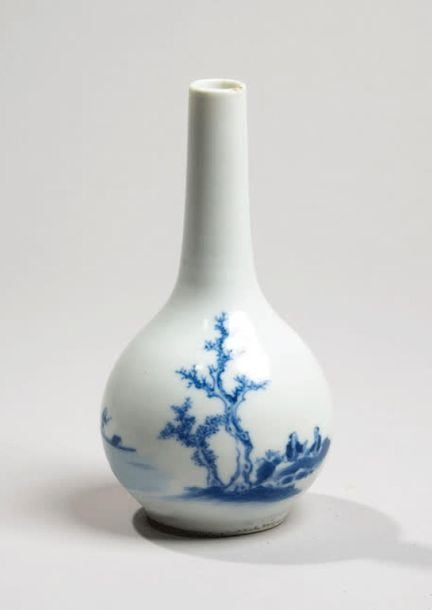 Petit vase bouteille en porcelaine à décor en bleu sous couverte de poètes sous un arbr