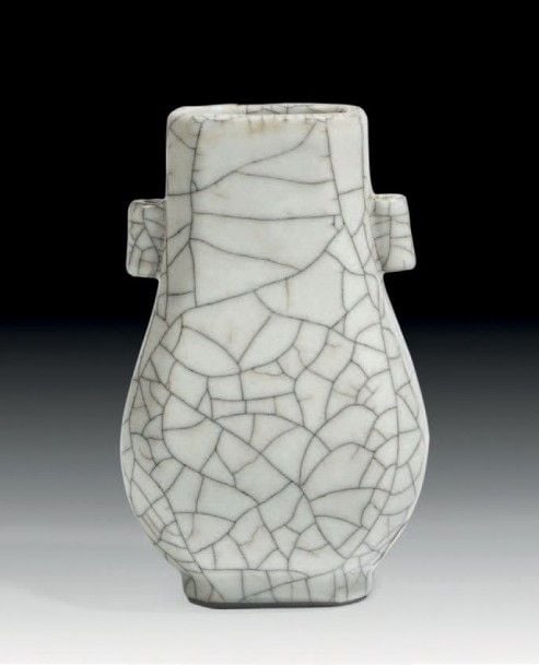 Petit vase de forme Gu en grès émaillé beige craquelé de type Ge, rehaussé de deux petites anses tubulaire