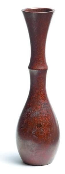 Petit vase en bronze à patine marron-rouge foncé dont l'ouverture va en s'élargissan