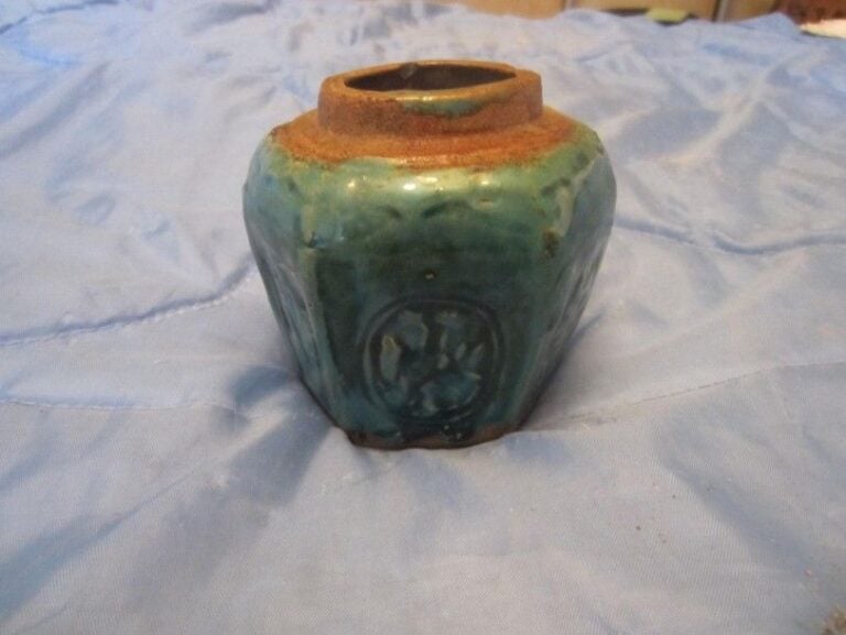 Petit vase en céramique à pâte siliceuse émaillé