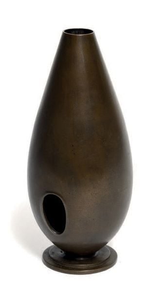 PETIT VASE en forme de petite goutte d'eau embelli de deux trous décoratif