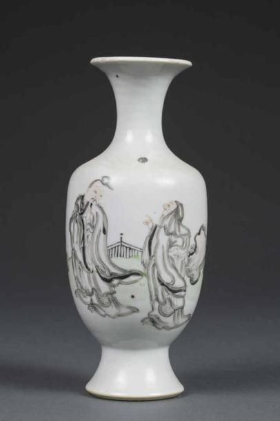 PETIT VASE EN PORCELAINE A DECOR EMAILLE DANS LE STYLE DE LA "FAMILLE ROSE"