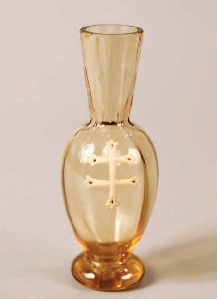Petit vase en verre ambre à côtes vénitiennes orné d'une croix de Lorraine émaillé