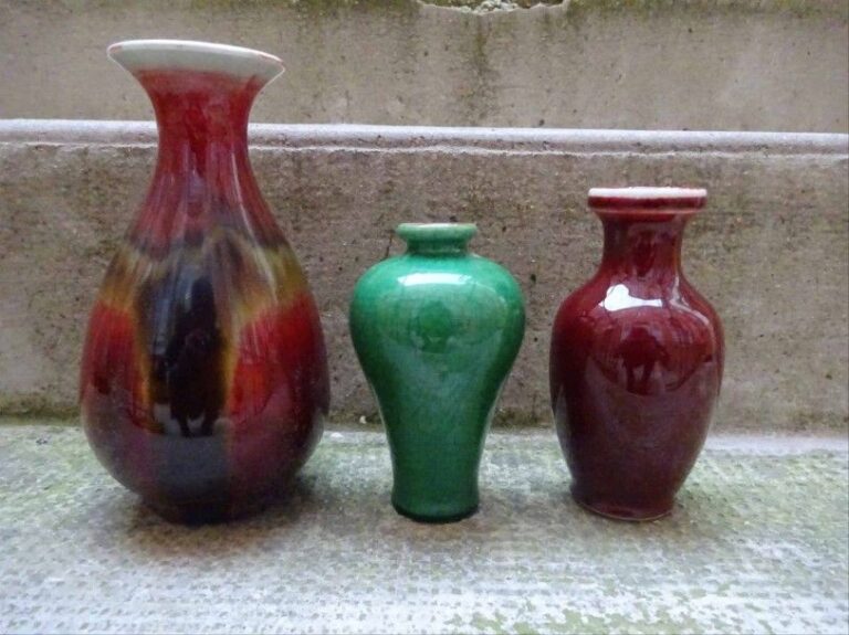 PETIT VASE MEIPING A GLACURE VERT POMME CRAQUELEE Chine, Epoque XXe siècle H: 13 cm On y joint: > Un vase piriforme en porcelaine à glaçure dite "sang de boeuf" ou "transmutation