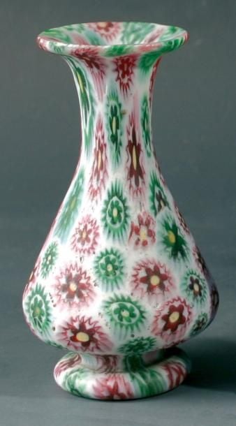 Petit vase "millefiori" à piédouche constitué de cannes violettes et de cannes verte