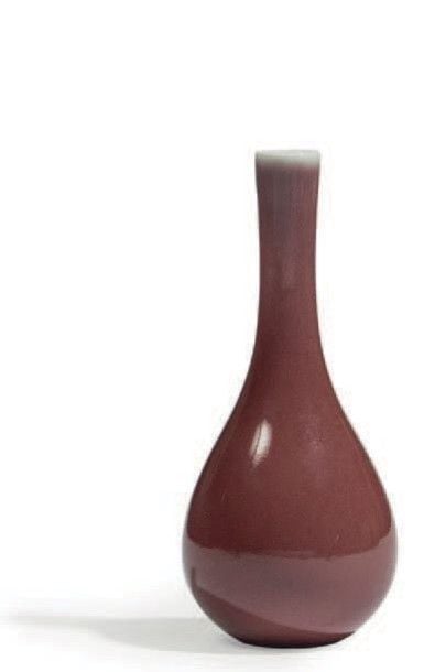 Petit vase piriforme à long col en porcelaine émaillée sang de boeu