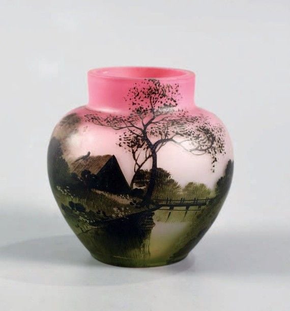 Petit vase potiche en verre satiné rose à décor de paysage lacustre en camaïeu ver