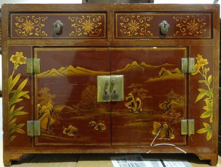 PETITE ARMOIRE EN LAQUE ROUGE ET DORE