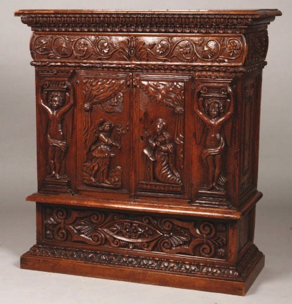 Petite armoire ouvrant par deux portes, en noyer mouluré et sculpté d'une Annonciatio