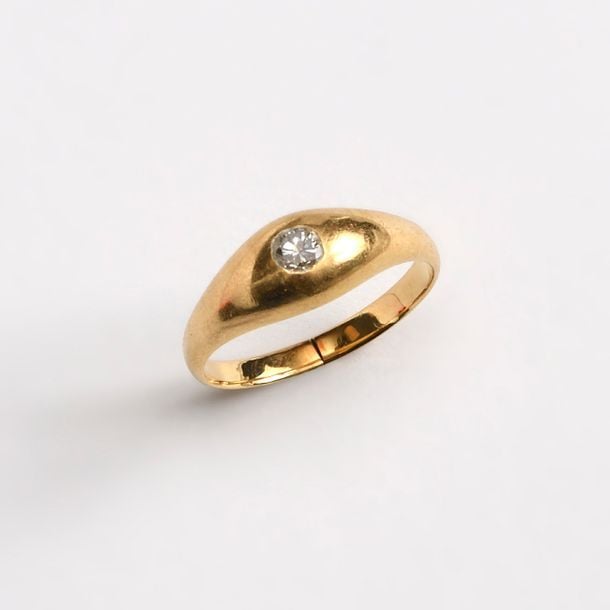 PETITE BAGUE en or jaune ornée en serti clos d’un diamant rond de taille brillant de 0,10 ct enviro