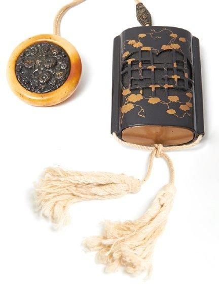Petite boite à cinq compartiments (inro) garni de laque jaune-marron et décorée d'un courtisan sur un cheval jouant de la flut