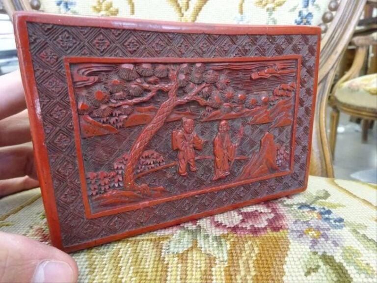PETITE BOITE COUVERTE DE SECTION RECTANGULAIRE EN LAQUE DE CINABRE A DECOR DE SHOU LAO Chine, Dynastie Qing, Epoque XIXe siècle H: 4,5 cm - L: 14 cm - l: 9,5 cm  A SMALL 'SHOU LAO' CINNABAR LACQUER BOX OF RECTANGULAR SHAPE China, Qing Dynastie, 19th century
