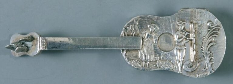 Petite boîte en forme de guitare en argent à décor de couple de jeunes gens et d'amour