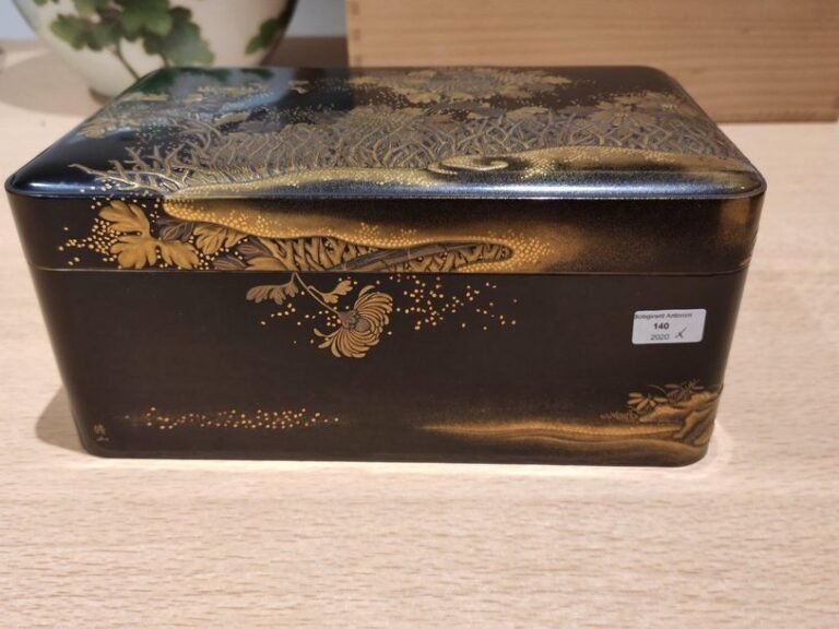 Petite boîte laquée noire à l'extérieur décorée d'un motif continu de chrysanthèmes en laque takamakie or, l'intérieur en laque nashiji or saupoudré