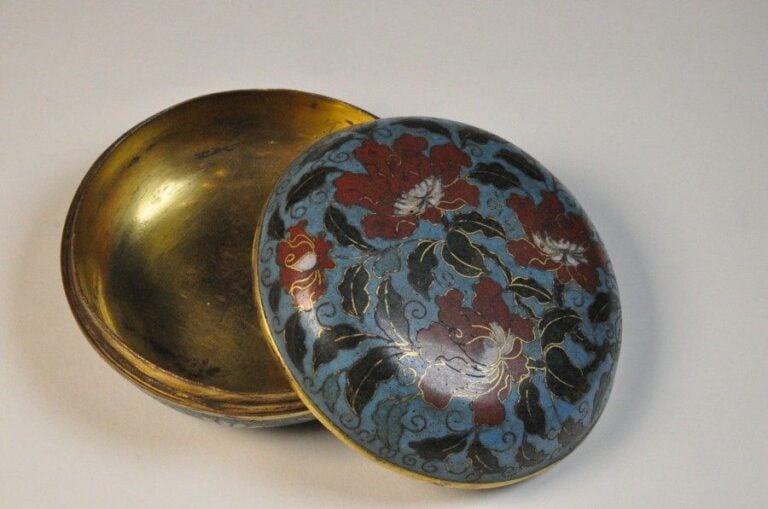 Petite boîte ronde en cloisonné à décor de pivoine