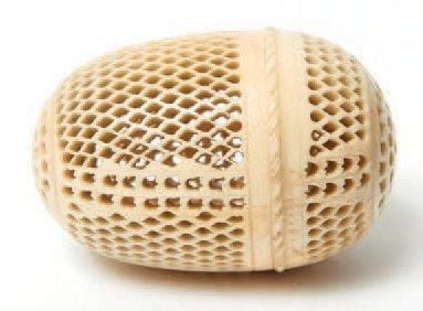 Petite boule d'ivoire en forme d'oeuf et sculptée de motifs de file