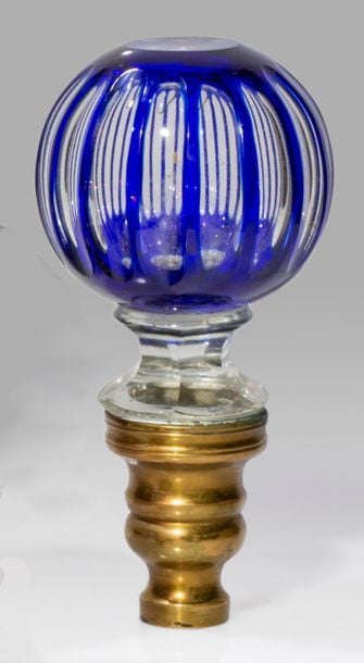 Petite boule de rampe overlay bleu translucide taillé à côtes creuses et pontil supérieur; monture en laito