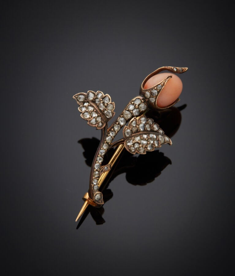 Petite BROCHE "bourgeon de rose" en or jaune (750‰) et argent (800‰) orné d'une…