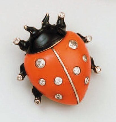 Petite broche « coccinelle » en corail appliquée de diamant