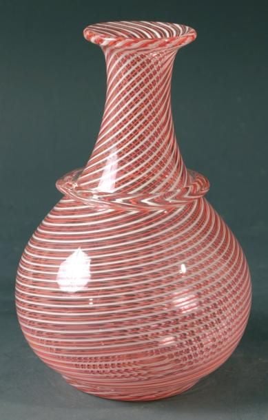 Petite carafe piriforme à cordon de col et décor filigrané blanc et rose translucide spiral
