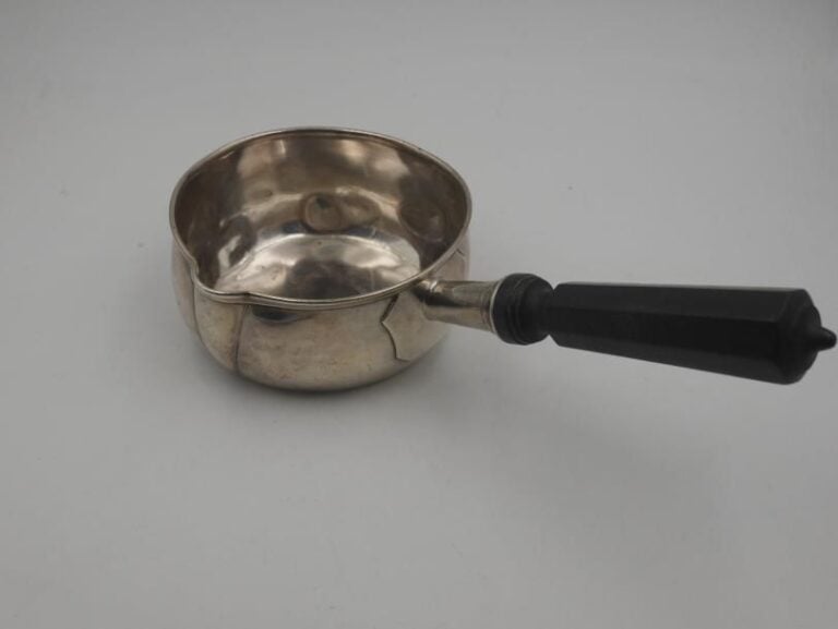 Petite casserole en argent uni (950 millièmes) marquée "jacques" dans un cartouche rubann