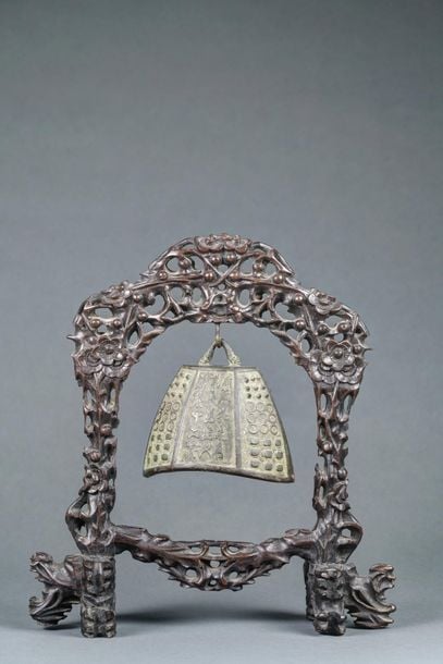 PETITE CLOCHE DE TEMPLE SUR SON SUPPORT