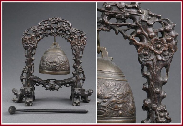 PETITE CLOCHE DE TEMPLE SUR SON SUPPORT