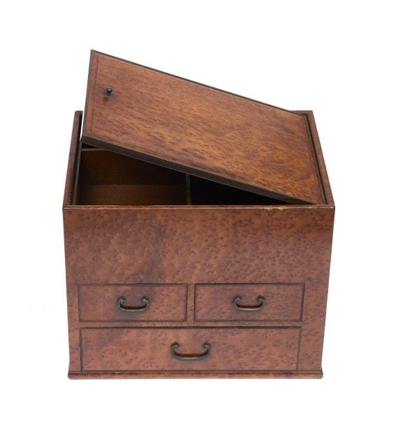 Petite commode à couture dont la façade est en bois de mûrier (kuwa): trois tiroirs et un couvercle amovible donnent accès à un plateau séparé contenant plusieurs boite