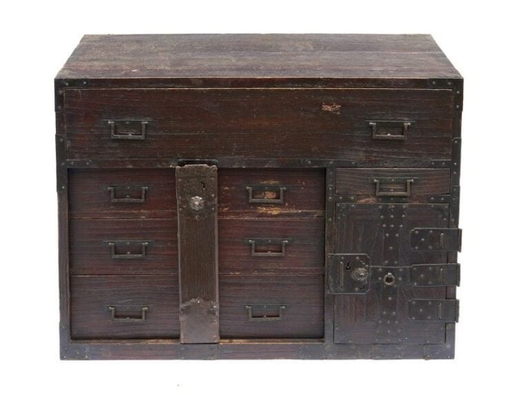 Petite commode à documents (Kochodansu) ornée de ferrures rectangulaire