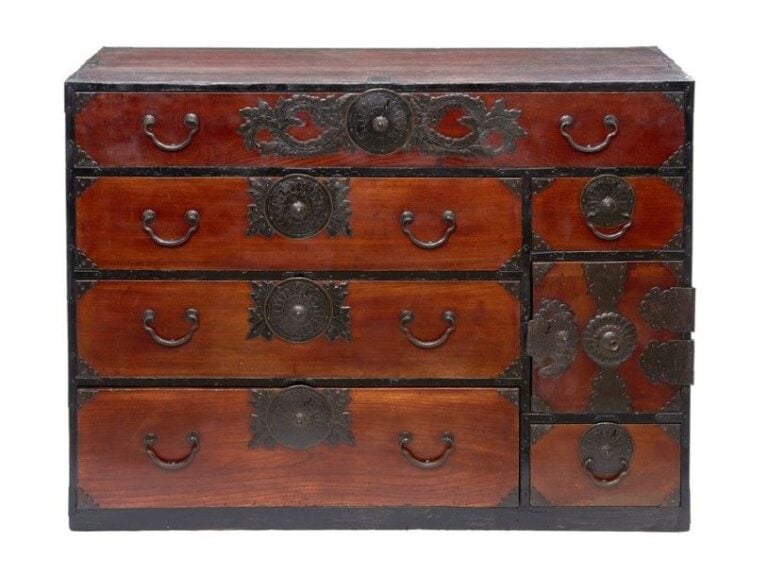 Petite commode à vêtements (ishdansu) provenant de Yonezawa (préfecture de Yamagata) en bois de cyprès japonais (hinoki) et garnie de laque rouge-marron fonc